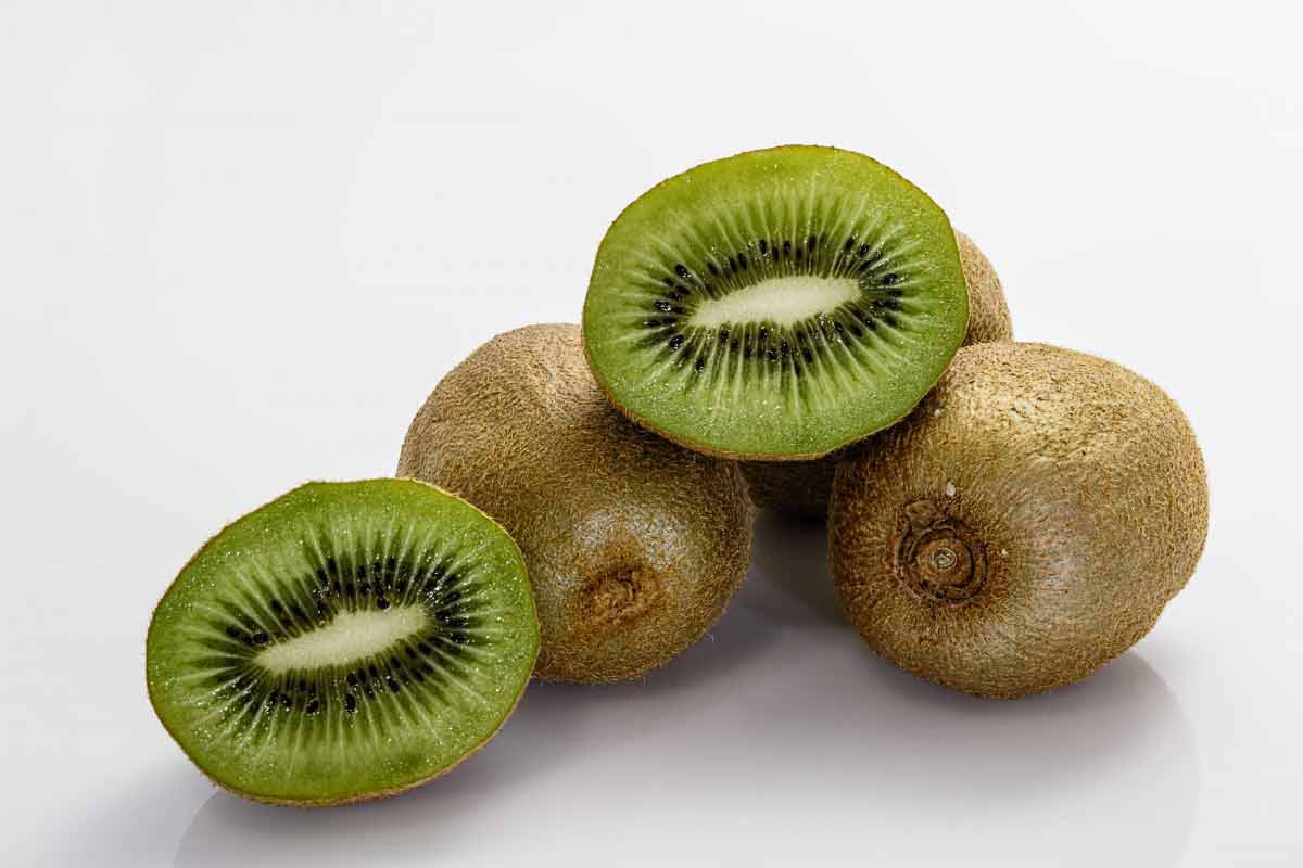 9 Benefits of Eating Kiwis Nutrition Facts, Recipes, Side Effects